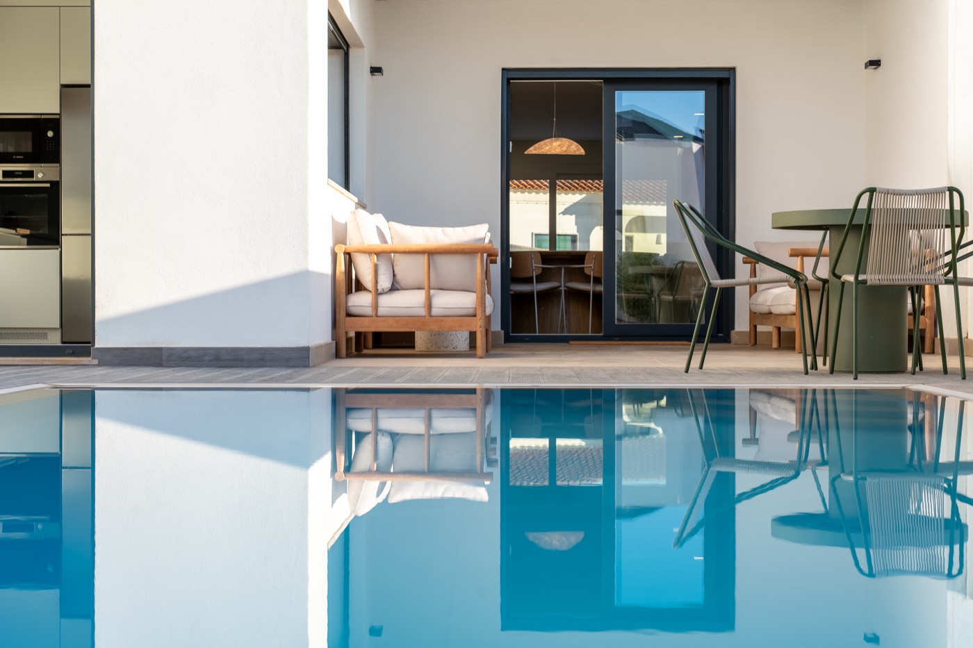Terraço e piscina ao anoitecer, casa de praia