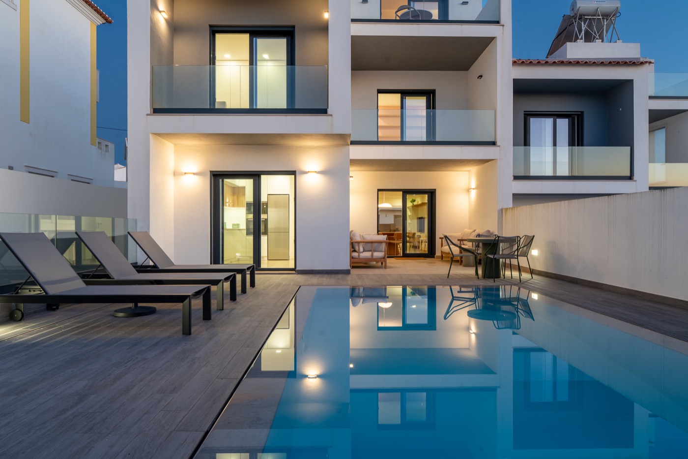 Moradia de luxo ao anoitecer com piscina, costa de Cascais